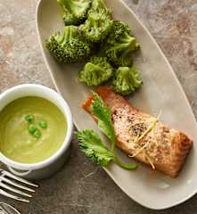 Crema di piselli e zenzero con salmone al limone e broccoli