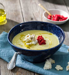 Salmorejo de maíz, tomate amarillo y azafrán de la Mancha con caviar de arenque y palomitas