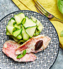 Filets de rouget sur ruban de courgette et tapenade