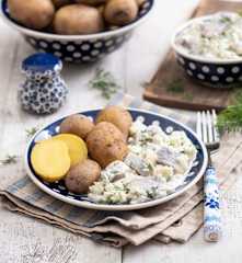 Śledzie w śmietanie i ziemniaki w mundurkach