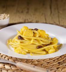 Bucatini con i cavolfiori (Pasta chi vruccoli)