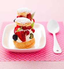 Choux chantilly et fruits rouges