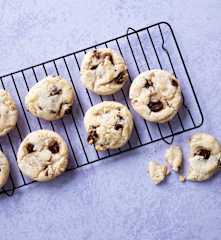 Cookies de chocolate blanco con pepitas negras