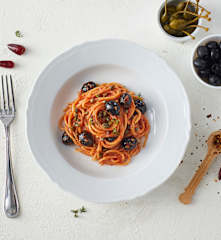 Spaghetti pomodoro, olive e capperi
