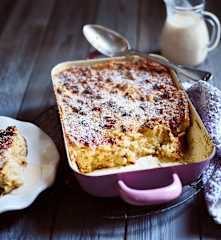 Pudding z czerstwego pieczywa z jabłkami i twarogiem