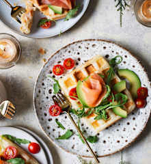 Gofres de hojaldre con salmón y queso fresco
