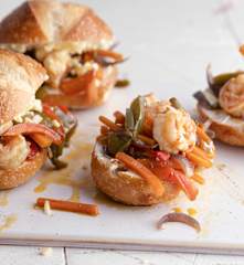 Sandwich aux légumes et crevettes sautés