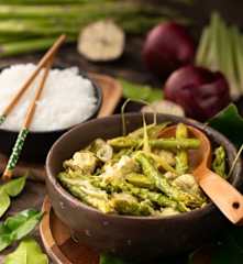 Caril de frango e espargos thai