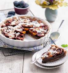 Wegańska bezglutenowa tarta ze śliwkami bez pieczenia