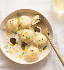 Gnocchis farcis à la mozzarella, crème de parmesan truffée