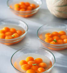 Bolitas de melón en gelatina de menta