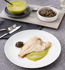 Dorada a la plancha con crema de guisantes y tapenade (Hestan Cue™)