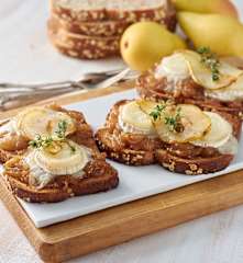Tosta de chalota y pera caramelizada con queso de cabra