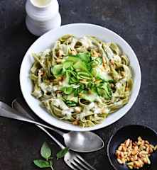 Tagliatelles au basilic, courgette et pignons