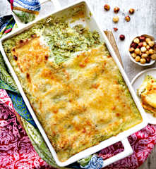 Lasaña de alcachofas, espinaca y avellanas