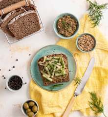 Kanapki z pastą z soczewicy i oliwek