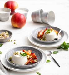 Panna cotta con pesche insaporite