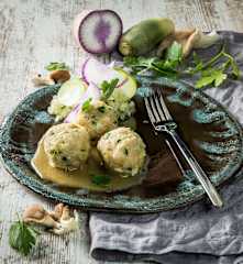 Austernpilzknödel mit Rettichsalat und Teriyakisauce