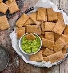 Crackers au blé complet et crème d'avocat