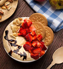 Smoothie bowl de pera, manzana, galletas y mantequilla de cacahuetes