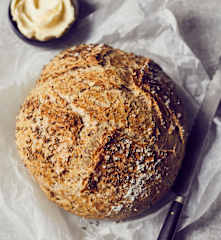 Rundes Kümmelbrot aus dem Topf