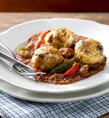 Goulash sapi dengan roti dumpling