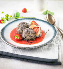Erdbeer-Topfen-Knödel mit Mohn auf Erdbeerspiegel