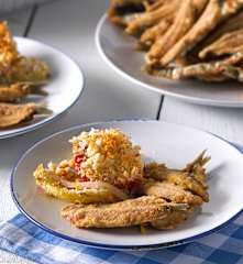 Boquerones fritos con gratén de verduras