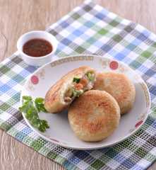 Smażone bułeczki z wieprzowiną