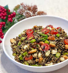 Salada de arroz selvagem com aspargos e castanha de cajú