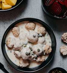 Masové kuličky v kaparové omáčce s bramborami