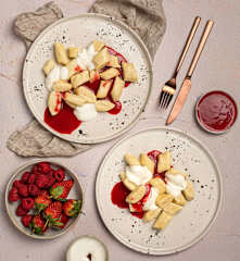 Waniliowe pierogi leniwe z sosem owocowym