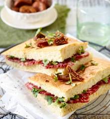 Focaccia mit Salami und Feigen