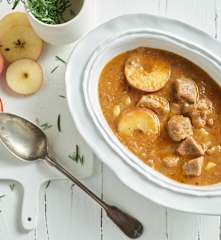 Goulash de ternera con papas y manzana