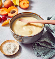 Vollkorngrieß-Milchbrei mit Obstpüree
