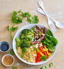 Sauté de bœuf, brocoli, poivron et nouilles à l'asiatique