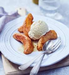 Zimt-Quitten mit Vanilleeis