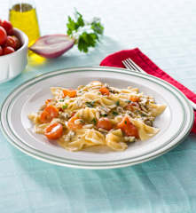 Farfalle con chirlas y tomates cherry