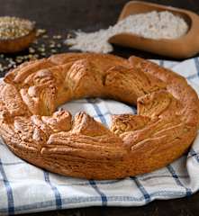 Corona di pane sfogliato ai cereali