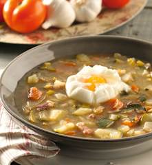 Sopa de verduras y jamón con huevo poché