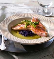 Salmonetes con crema de espárragos y limonada de lombarda