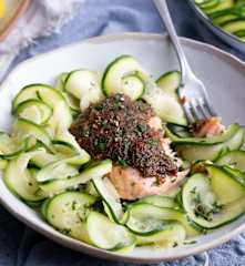 Salmón al horno con espirales de calabacita