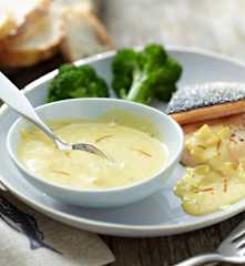 Safran-Butter-Sauce zu Fisch