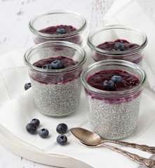 Cashew-Chiapudding mit Heidelbeermus