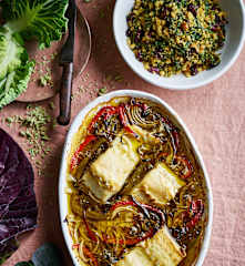 Bacalhau à lagareiro com migas de couve e feijão