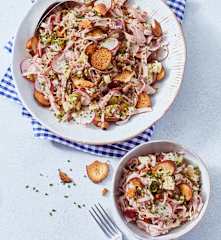 München - Leberkäs'-Salat mit Brezelcroutons