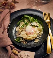 Getrüffeltes Kartoffelpüree mit Onsen-Ei und Spinatsalat