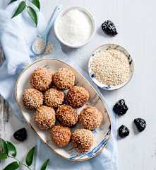 Ryżowo-kokosowe kulki (arancini) nadziewane suszonymi śliwkami