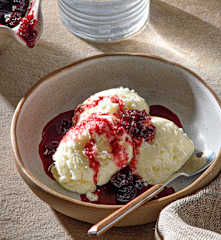Παγωτό καϊμάκι με σάλτσα βύσσινο