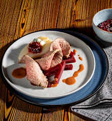 Beiried mit Rotweinsauce und Gorgonzolabirnen